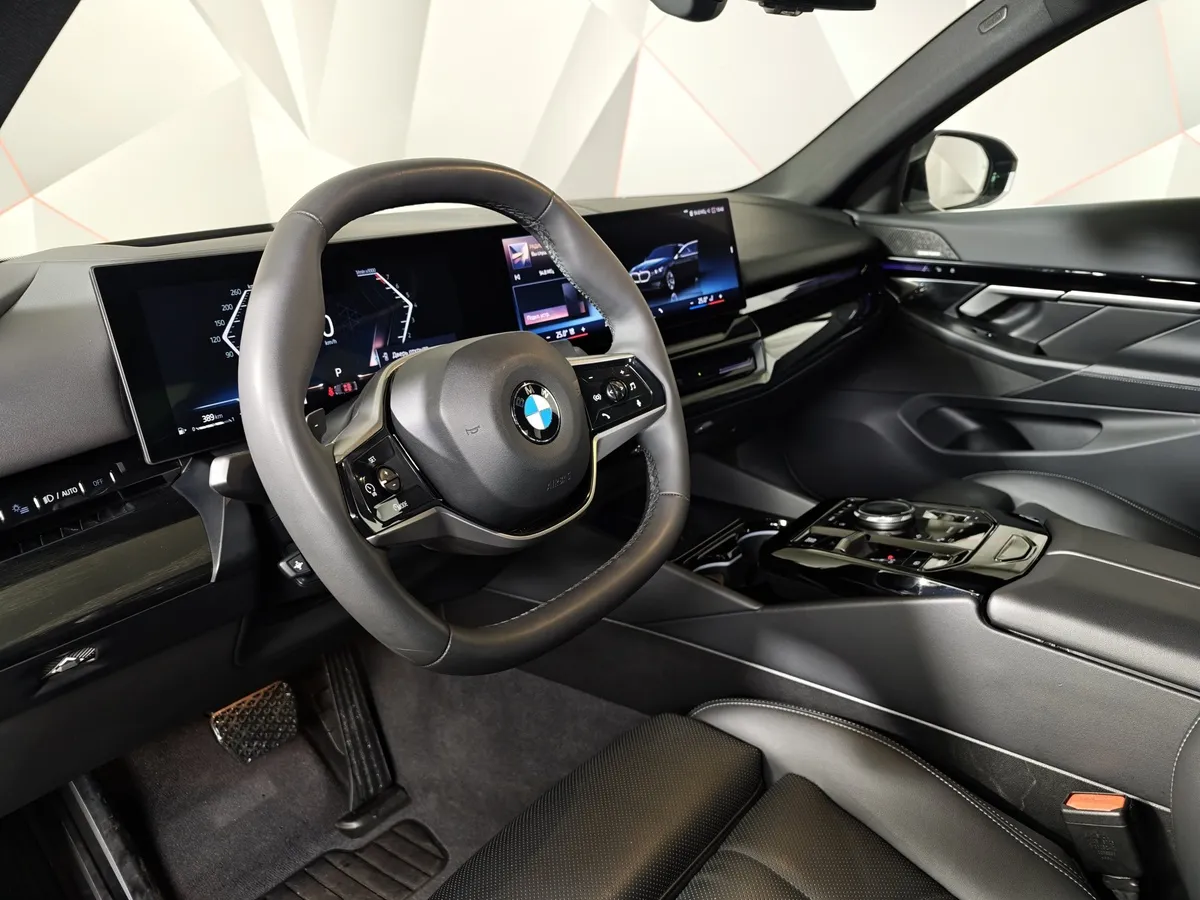 BMW 5 серия 530i xDrive AT (252 л.с.) Черный в АВИЛОН. Слайд №12