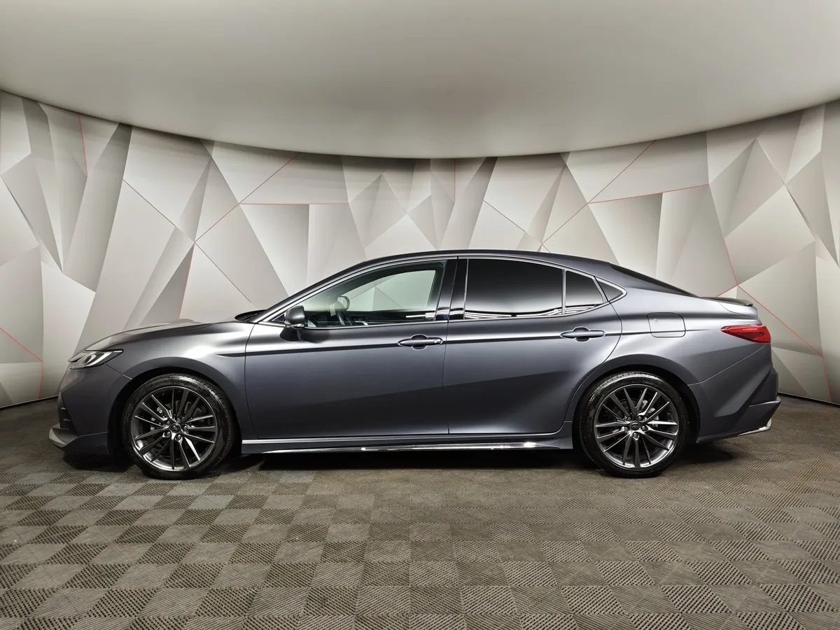 Toyota Camry 2.0h CVT (197 л.с.) Sport Plus Серый в АВИЛОН. Слайд №5