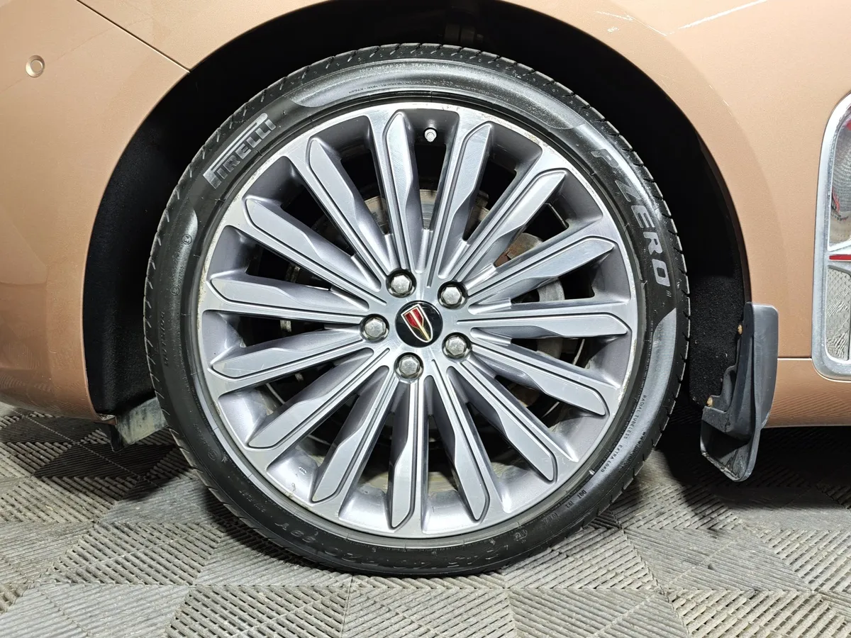 Hongqi H9 2.0T AT (245 л.с.) Делюкс двухцветный Коричневый в АВИЛОН. Слайд №9