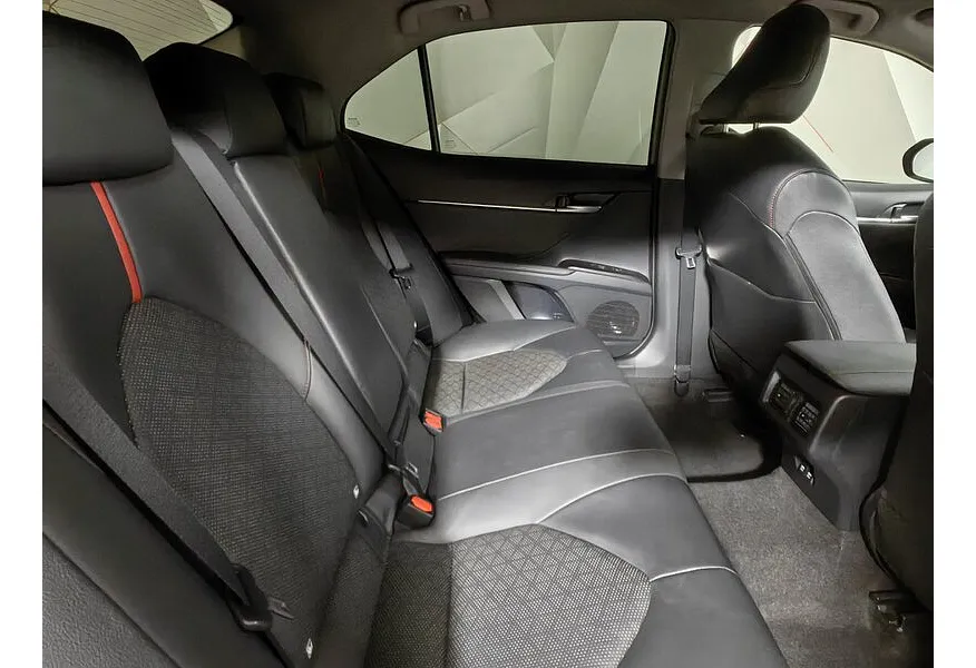 Toyota Camry 2.5 AT (200 л.с.) GR-SPORT Белый в АВИЛОН. Слайд №16
