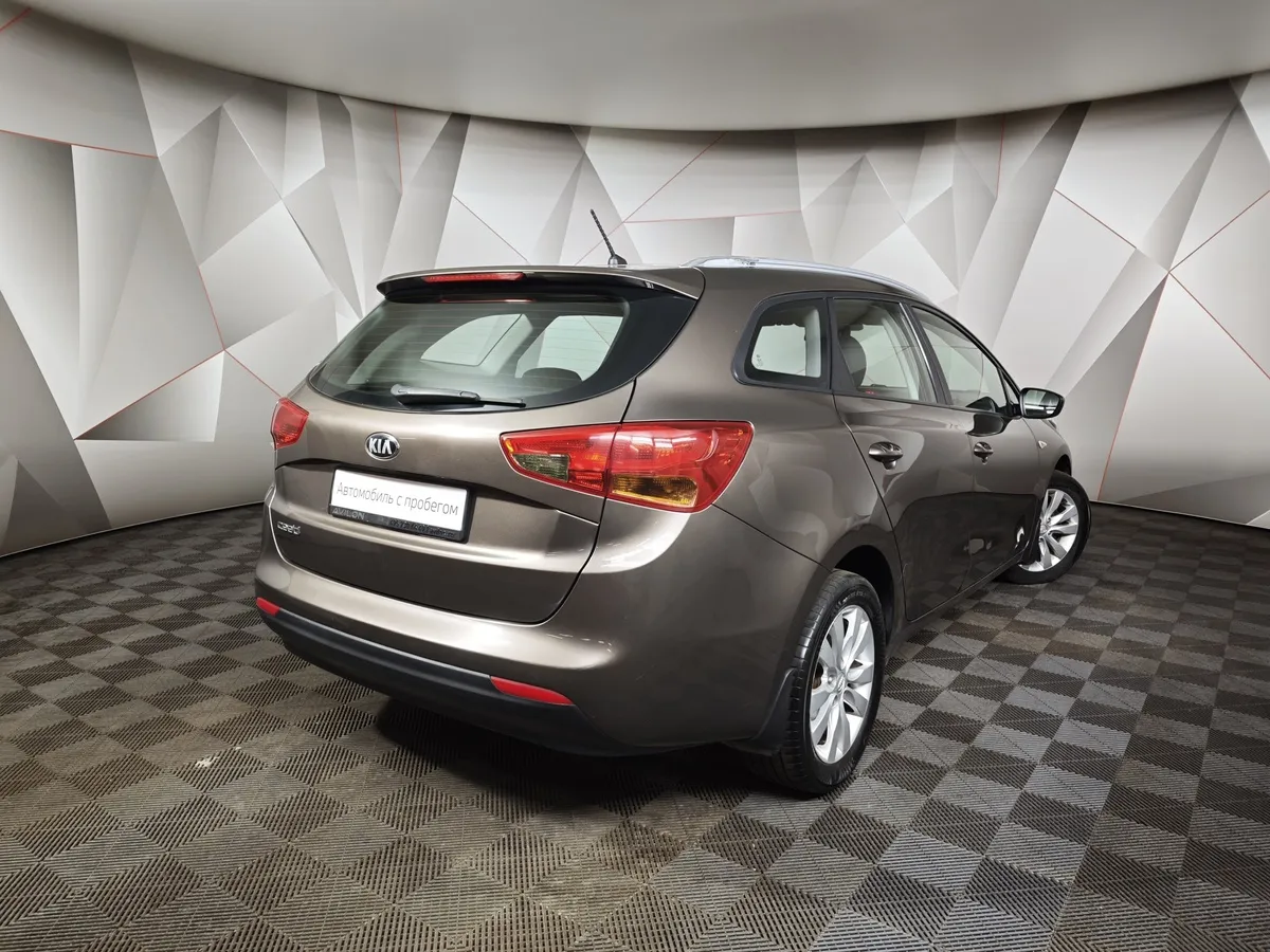 Kia Ceed 1.6 MT (122 л.с.) Коричневый в АВИЛОН. Слайд №2