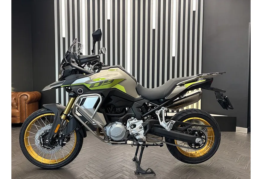 LIVE. Слайд №3