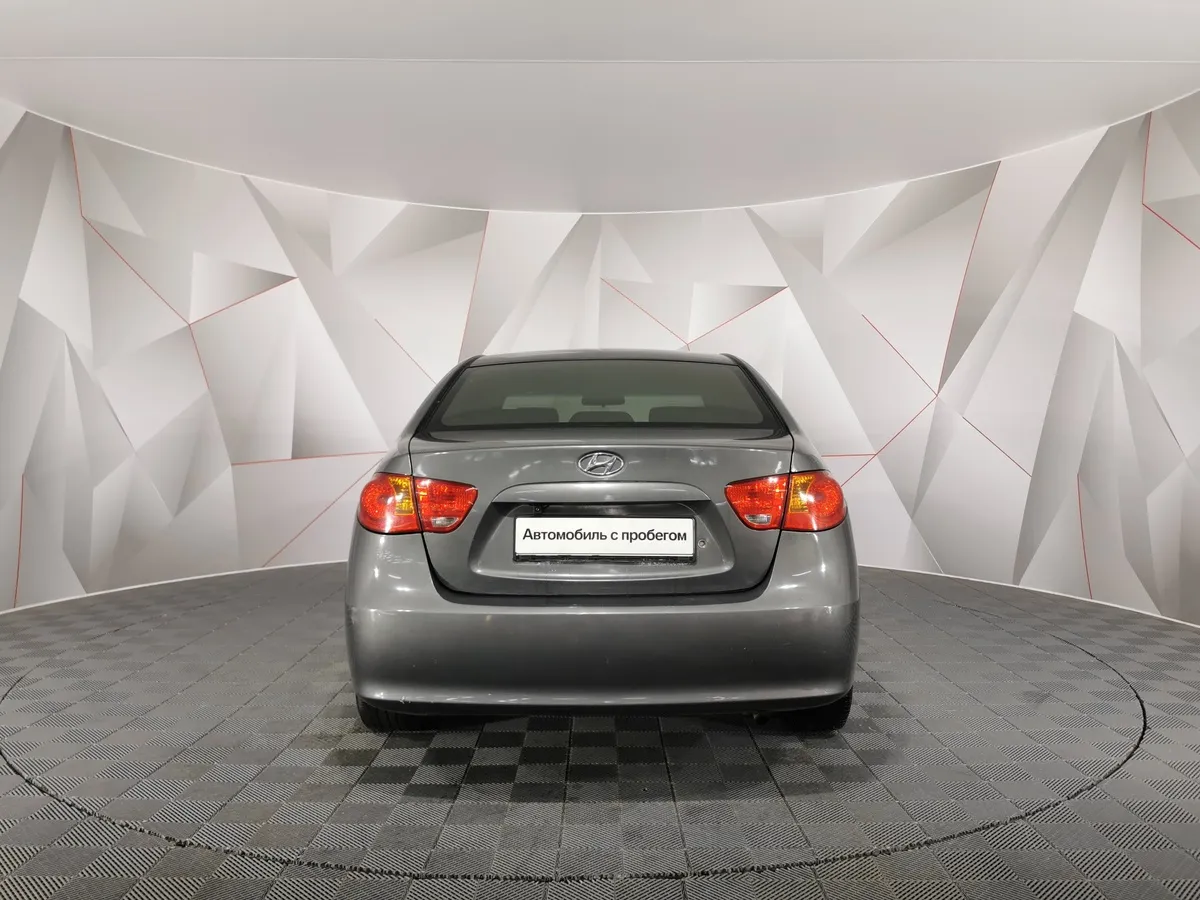 Hyundai Elantra 1.6 MT (105 л.с.) Серый в АВИЛОН. Слайд №8
