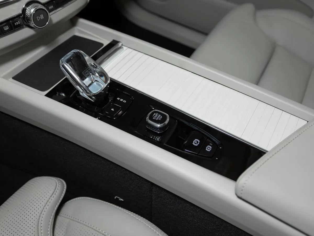 Volvo XC60 2.0 B5 8AT AWD (250 л.с.) Ultra Dark Синий в АВИЛОН. Слайд №20