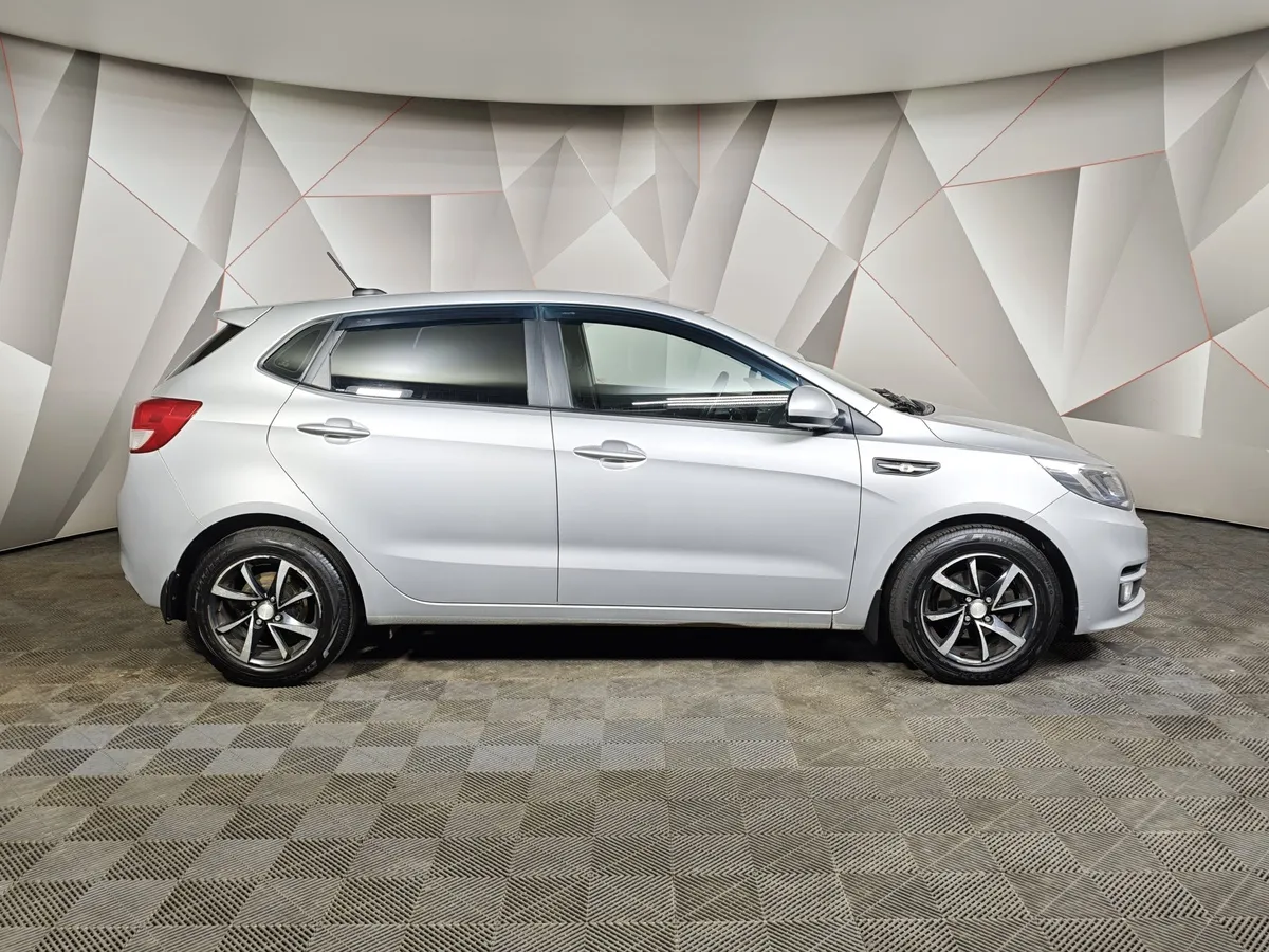 Kia Rio 1.6 AT (123 л.с.) Серебристый в АВИЛОН. Слайд №6