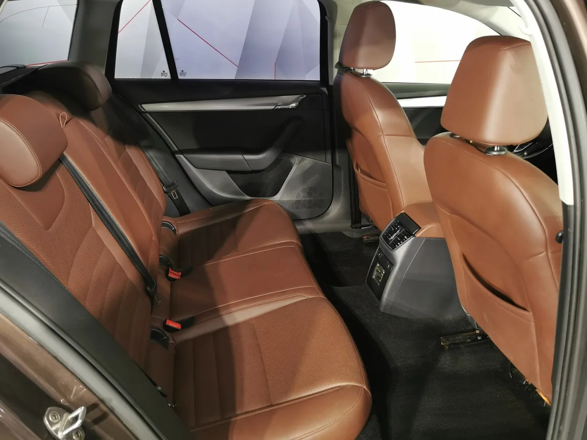 Skoda Octavia 1.8 TSI DSG 4x4 (180 л.с.) Elegance Коричневый в АВИЛОН. Слайд №15