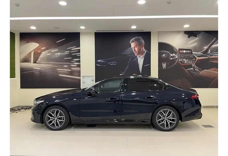 BMW 5 серия 520d xDrive AT (197 л.с.) Черный в АВИЛОН. Слайд №2