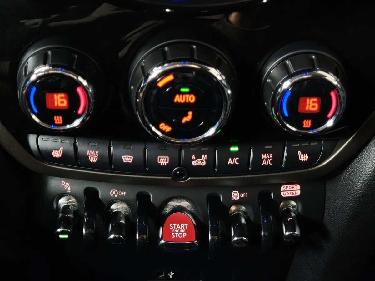 Mini Countryman Cooper S 2.0 ALL4 AT (192 л.с.) Зеленый в АВИЛОН. Слайд №16