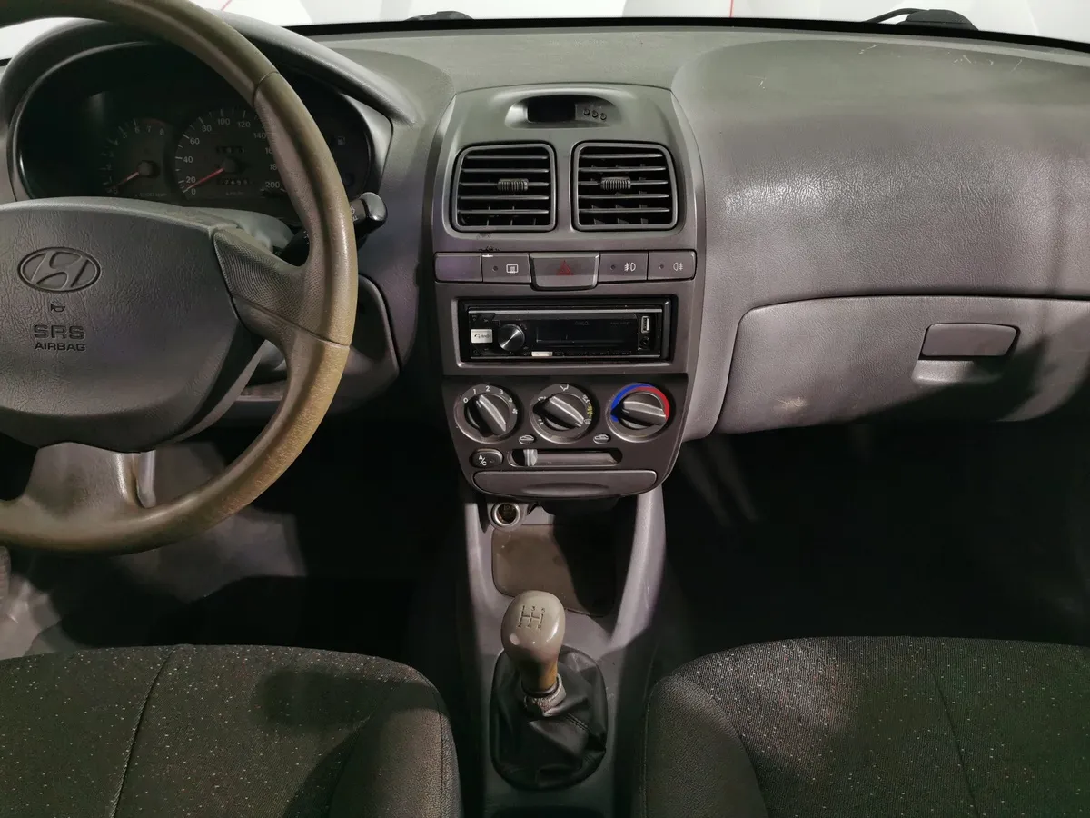 Hyundai Accent 1.5 MT (102 л.с.) Серебристый в АВИЛОН. Слайд №13
