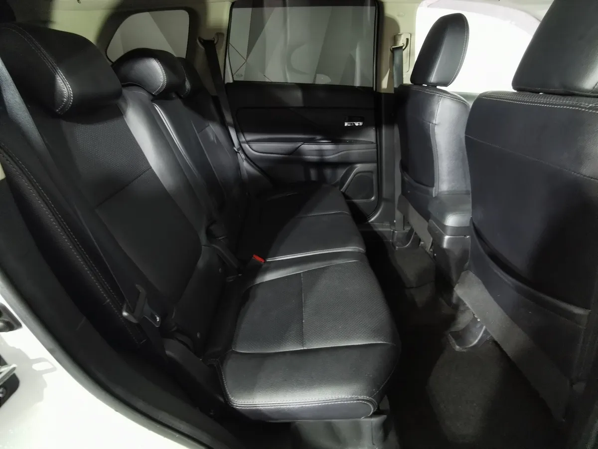 Mitsubishi Outlander 2.4 MIVEC CVT 4WD 7 мест (167 л.с.) Ultimate Белый в АВИЛОН. Слайд №14