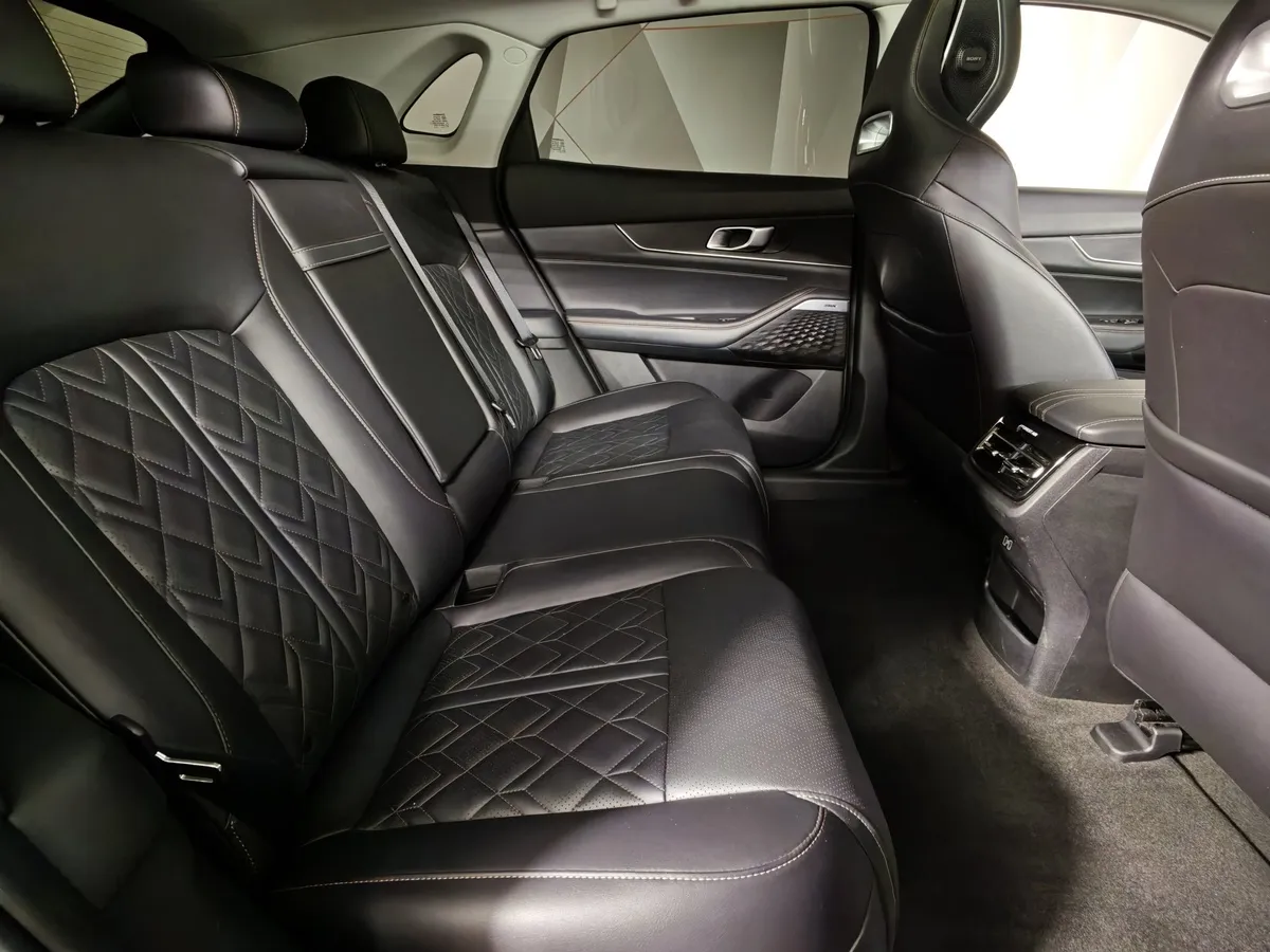 Changan UNI-K iDD 1.5T AT (316 л.с.) Premium Серый в АВИЛОН. Слайд №15