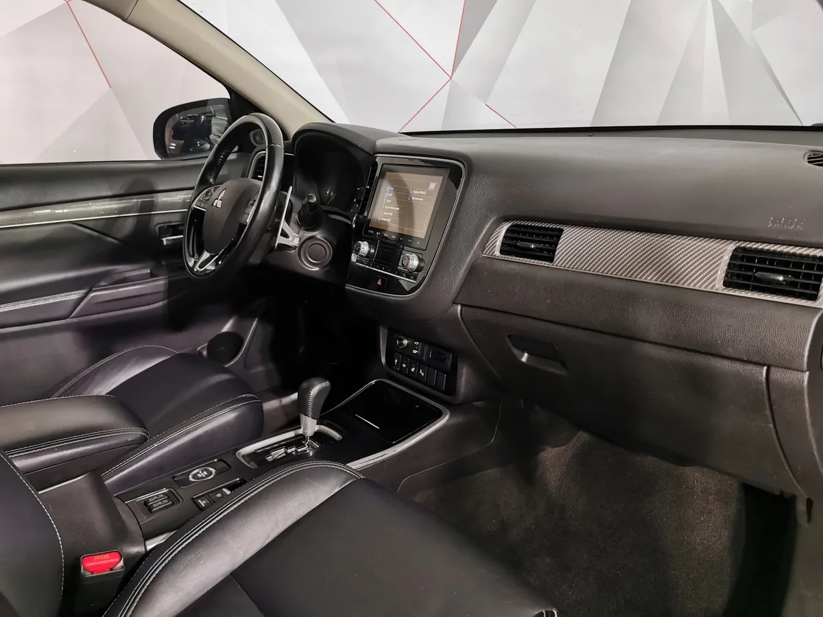 Mitsubishi Outlander 2.4 MIVEC CVT 4WD (167 л.с.) Ultimate Черный в АВИЛОН. Слайд №12