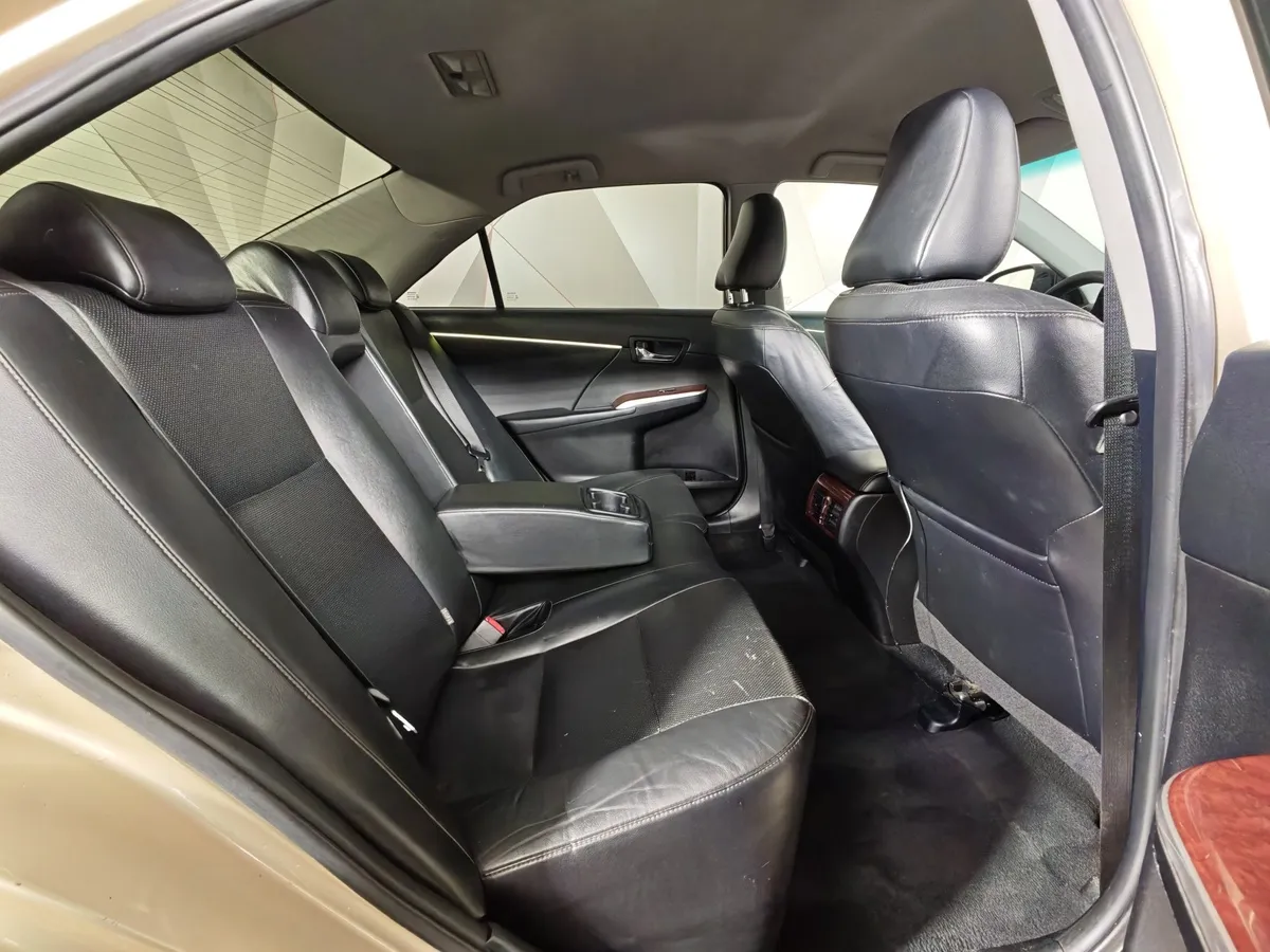 Toyota Camry 2.5 AT (181 л.с.) Бежевый в АВИЛОН. Слайд №14