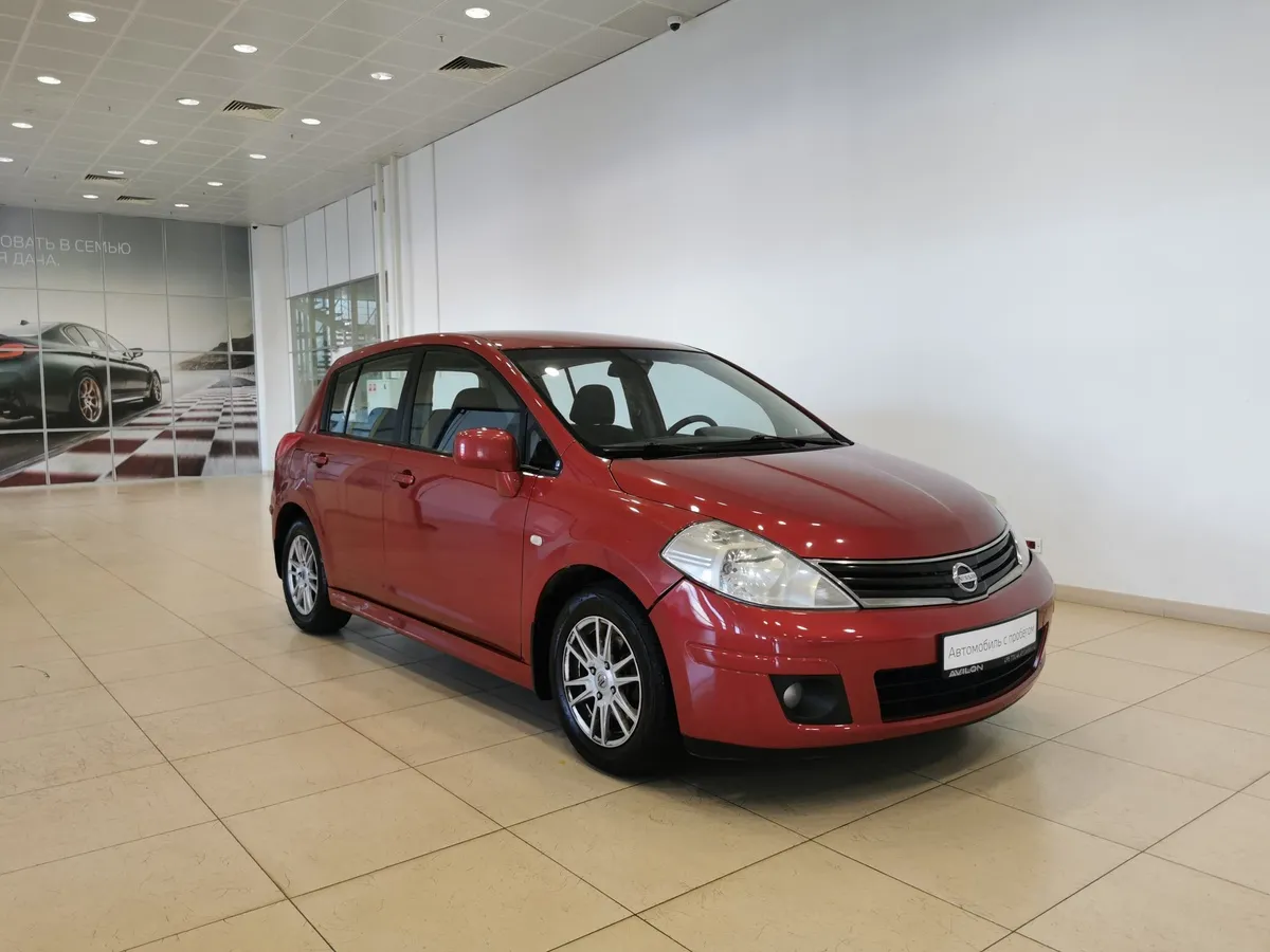 Nissan Tiida 1.6 AT (110 л.с.) Красный в АВИЛОН. Слайд №3