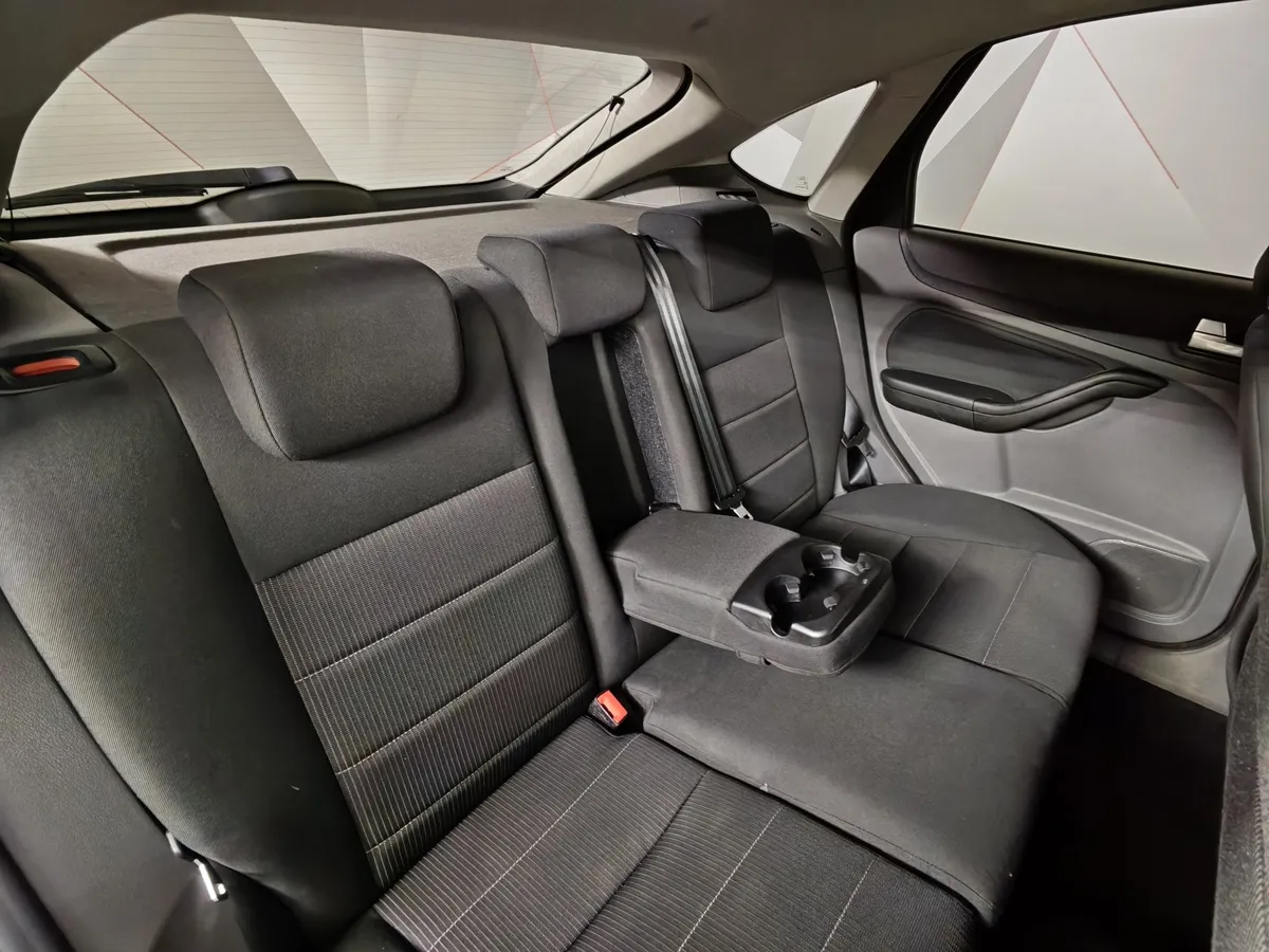 Ford Focus 1.6 AT (101 л.с.) Ghia Серебристый в АВИЛОН. Слайд №15