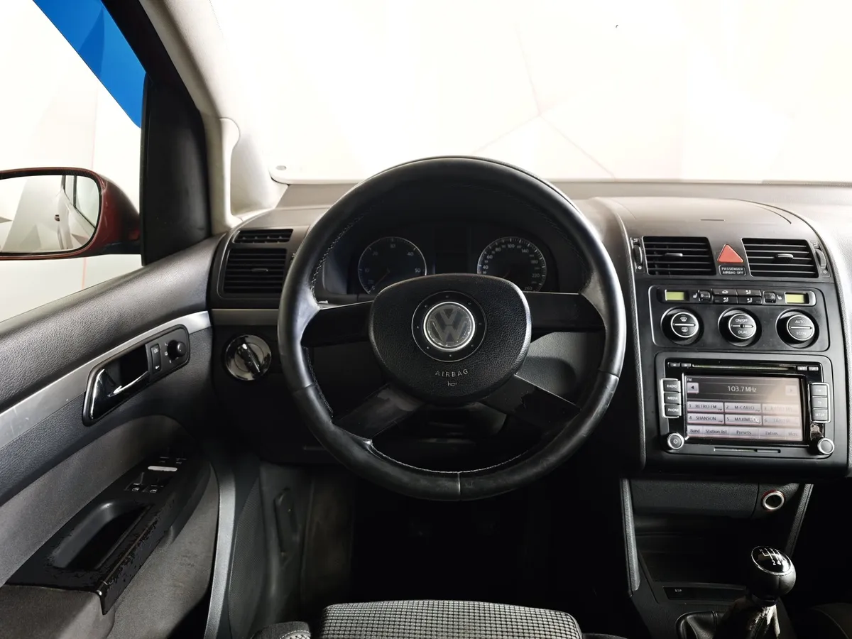 Volkswagen Touran 1.9 TDI AT (100 л.с.) Conceptline Красный в АВИЛОН. Слайд №17
