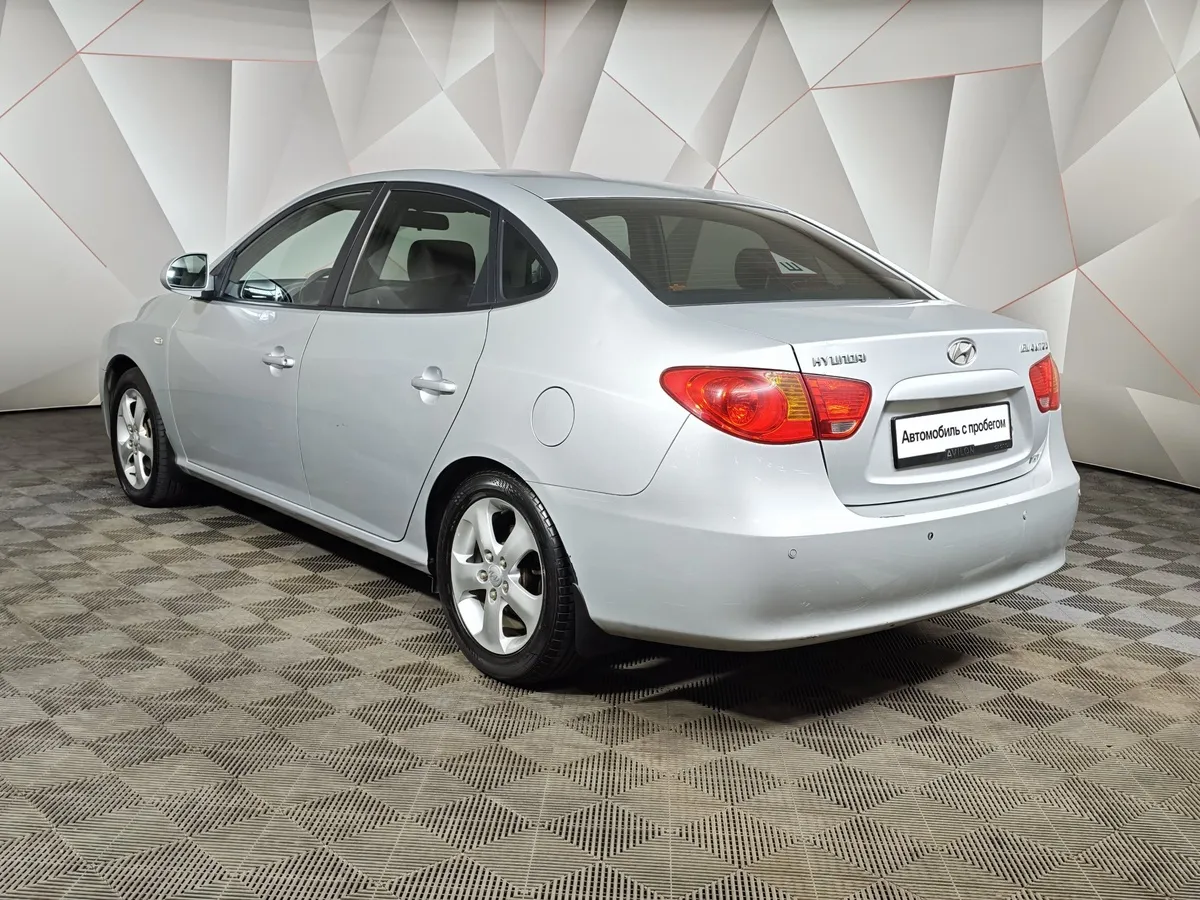 Hyundai Elantra 1.6 AT (122 л.с.) Серебристый в АВИЛОН. Слайд №4
