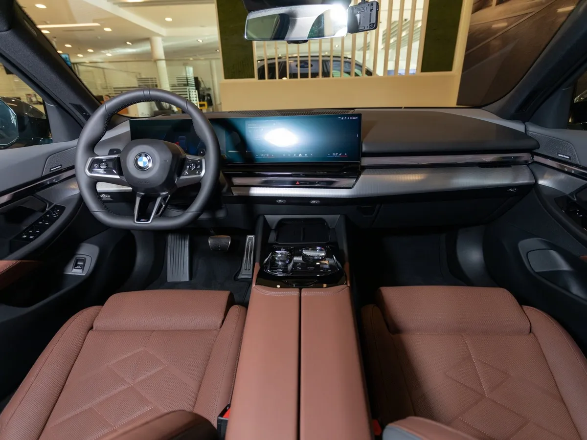 BMW 5 серия 530i xDrive AT (252 л.с.) Черный в АВИЛОН. Слайд №12 BMW 5 серия 530i xDrive AT (252 л.с.) Черный в АВИЛОН. Слайд №12