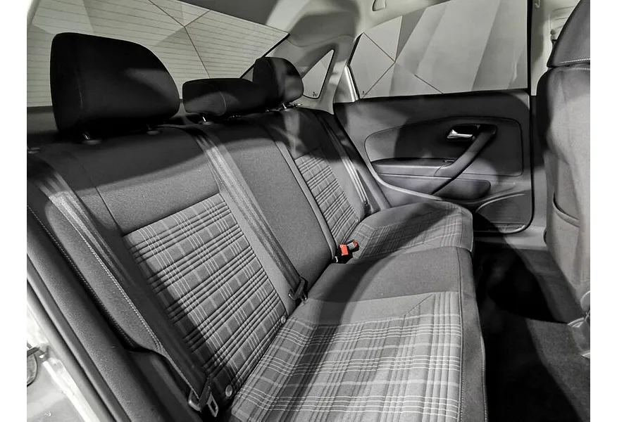 Volkswagen Polo 1.4 TSI MT (125 л.с.) GT Серебристый в АВИЛОН. Слайд №16