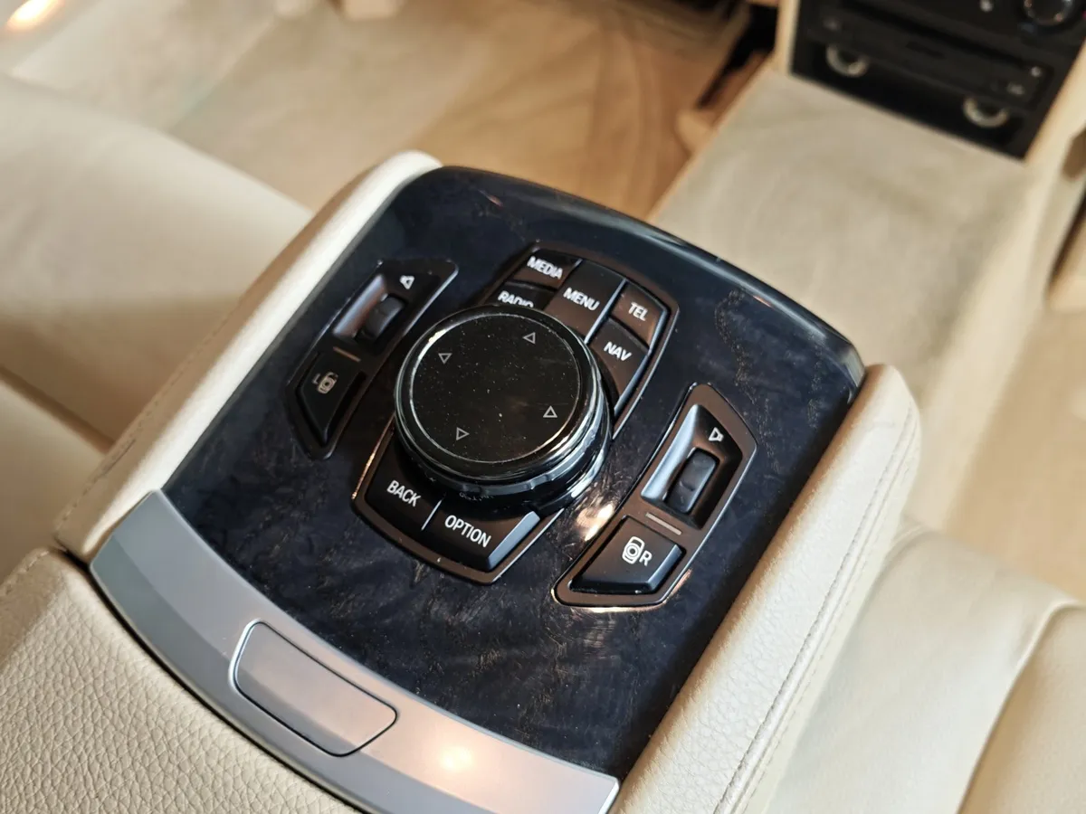 BMW 7 серия 740i AT (320 л.с.) Синий в АВИЛОН. Слайд №18