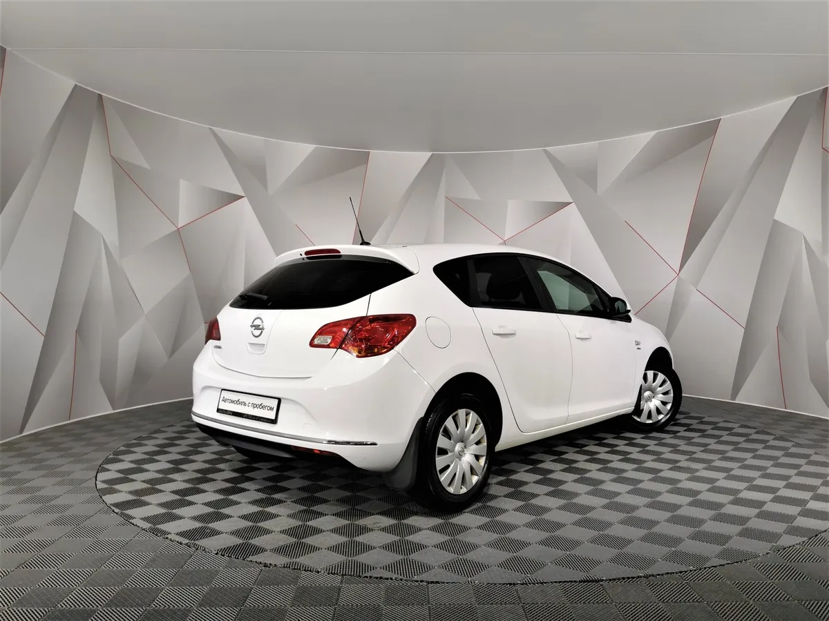 Opel Astra 1.6 AT (115 л.с.) Белый в АВИЛОН. Слайд №2