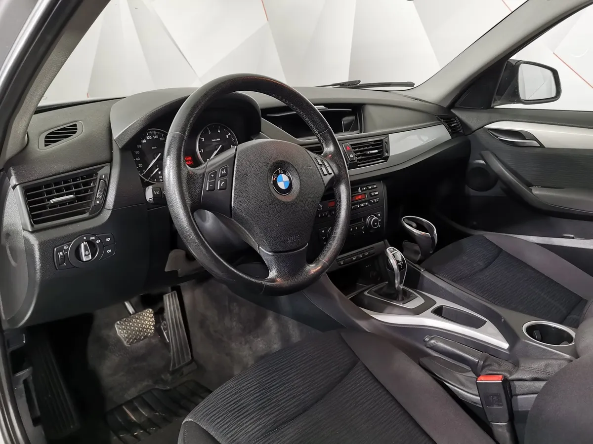 BMW X1 xDrive20i AT (184 л.с.) Серебристый в АВИЛОН. Слайд №10