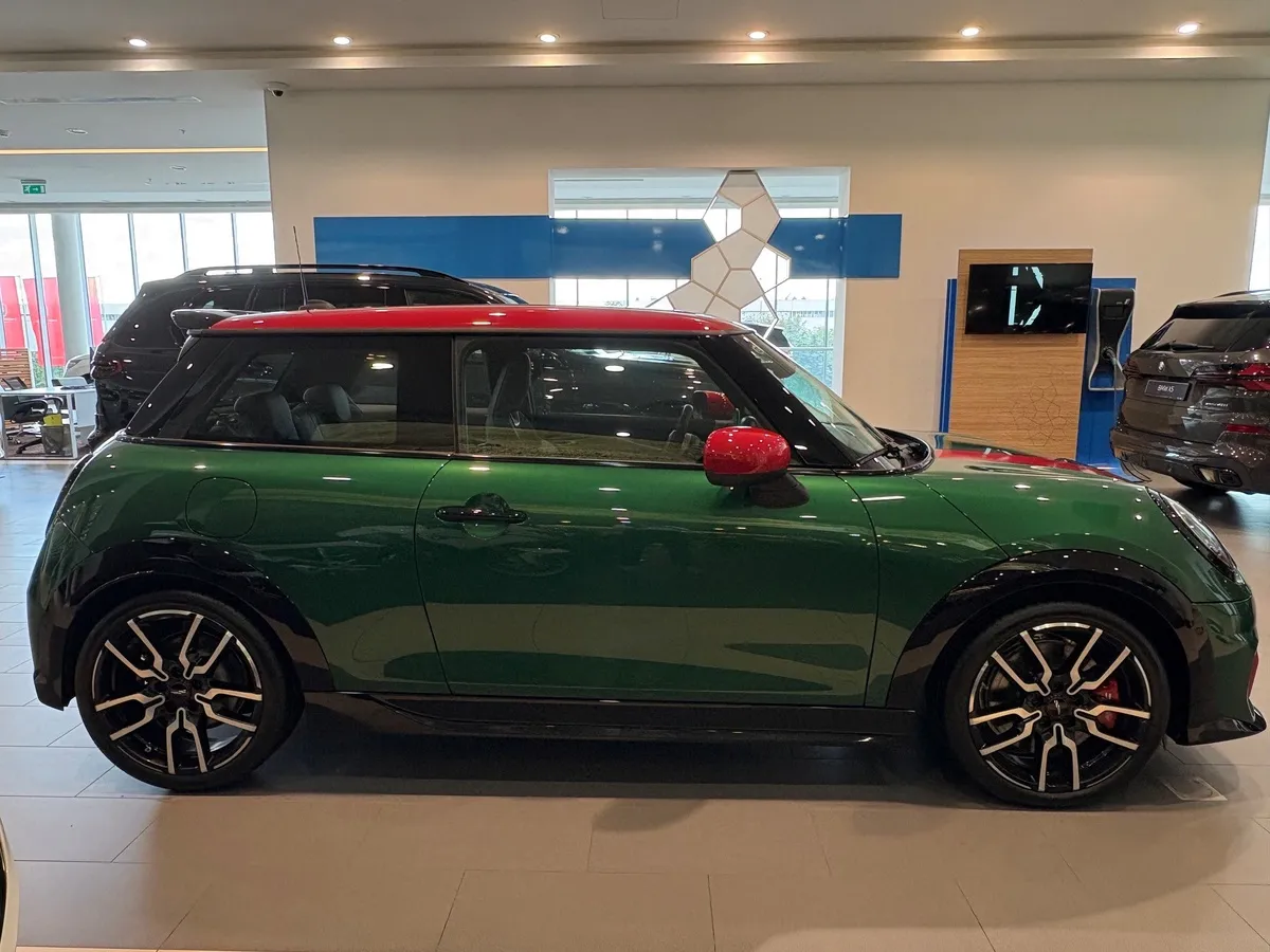 MINI 3 двери 2.0 AMT FWD (231 л.с.) Зеленый в АВИЛОН. Слайд №3