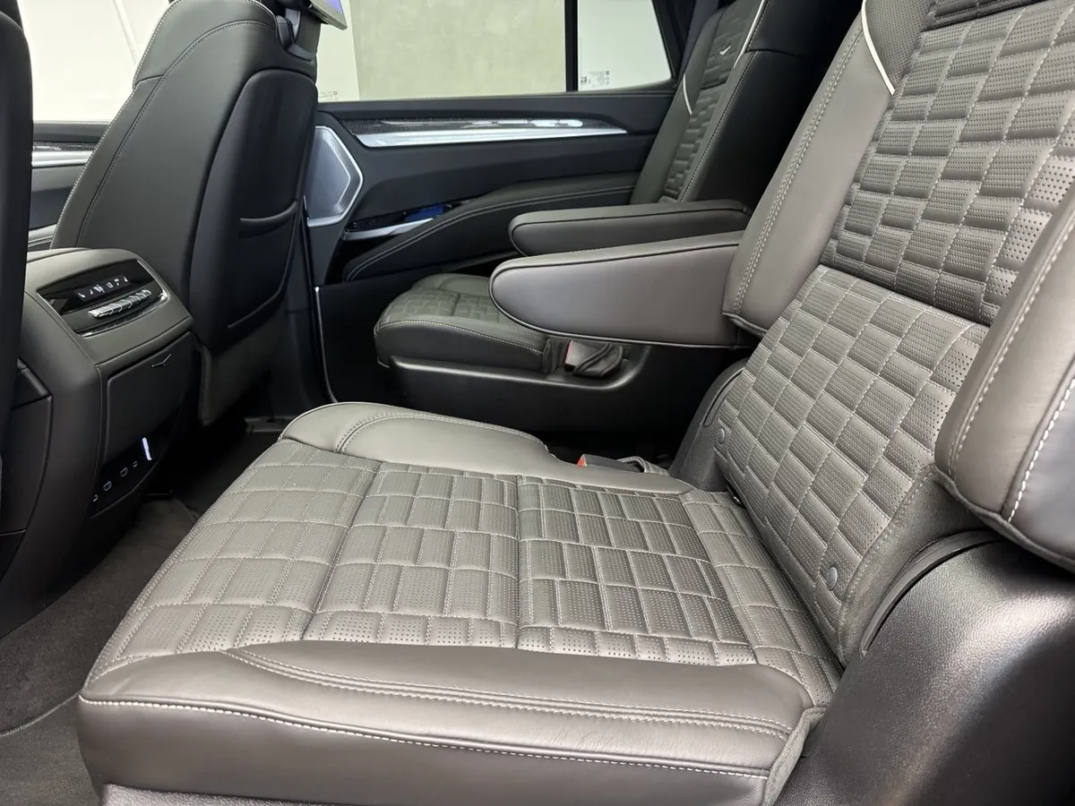Cadillac Escalade V 6.2 AT 4WD (690 л.с.) V-series Черный в АВИЛОН. Слайд №15