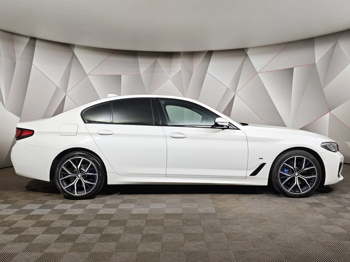 BMW 5 серия 530d xDrive Steptronic (249 л.с.) Base (Локальная сборка) Белый в АВИЛОН. Слайд №6