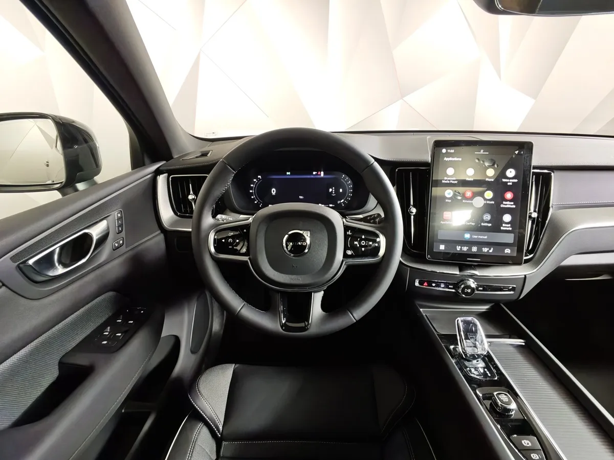 Volvo XC60 2.0 AT AWD (249 л.с.) Deluxe Edition Черный в АВИЛОН. Слайд №20
