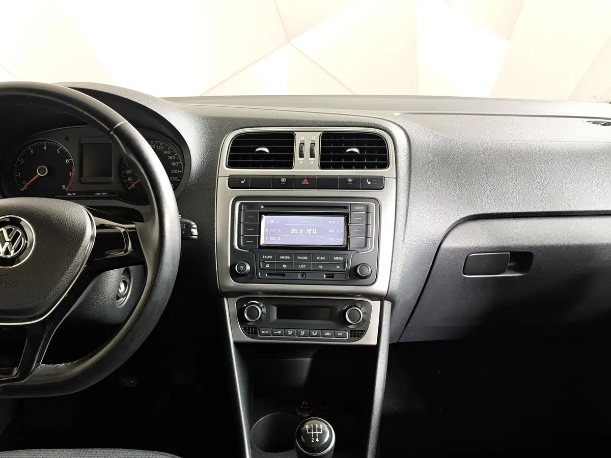 Volkswagen Polo 1.6 MT (105 л.с.) Серебристый в АВИЛОН. Слайд №15
