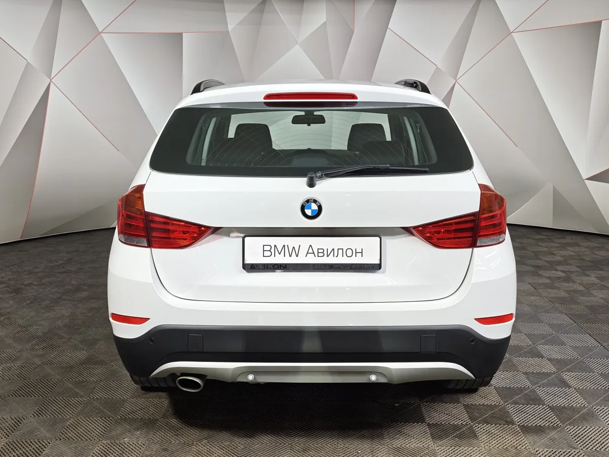 BMW X1 sDrive18i AT (150 л.с.) Белый в АВИЛОН. Слайд №4