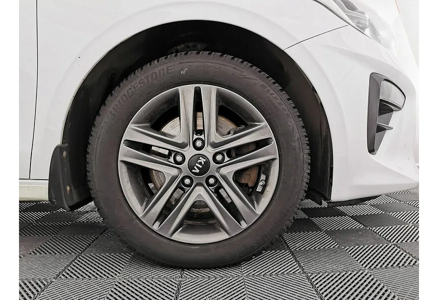 Kia Ceed 1.4 T-GDI AMT (140 л.с.) Comfort Белый в АВИЛОН. Слайд №9