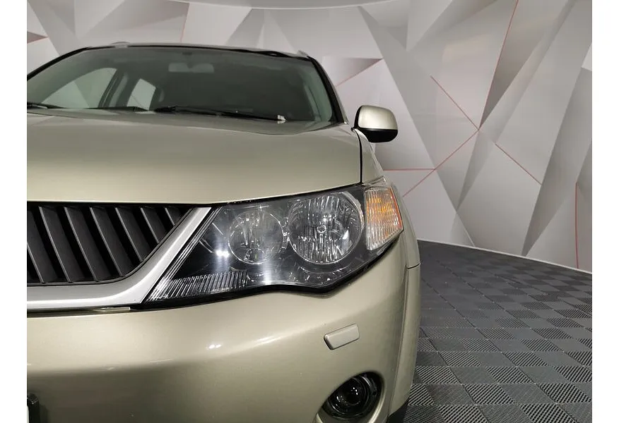 Mitsubishi Outlander 3.0 AT 4WD (220 л.с.) XL Бежевый в АВИЛОН. Слайд №10