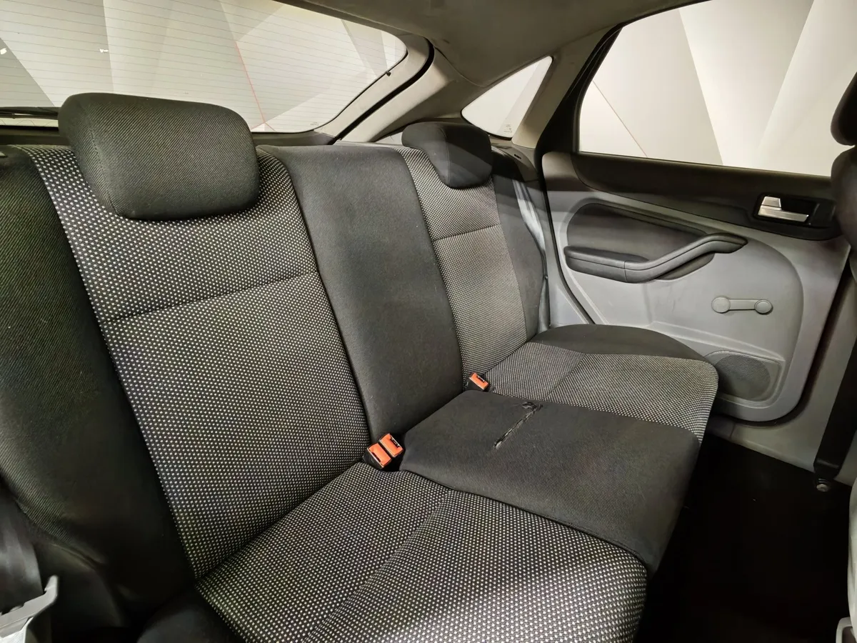 Ford Focus 1.6 MT (101 л.с.) Черный в АВИЛОН. Слайд №16