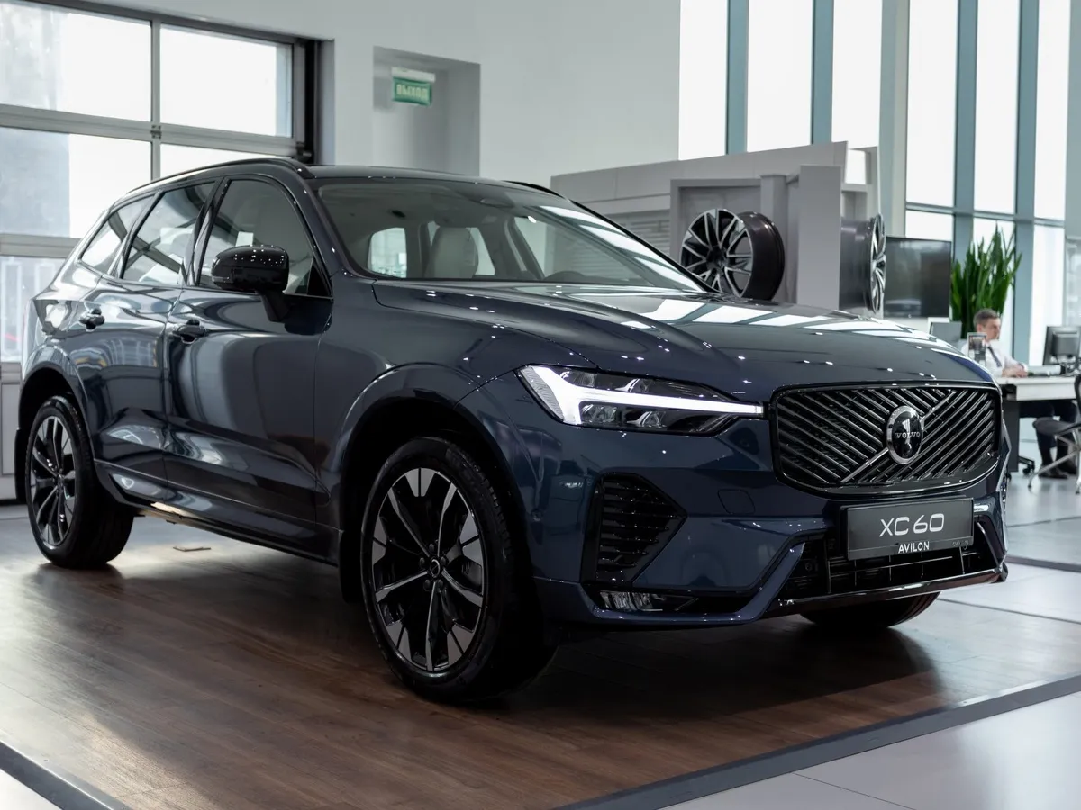 Volvo XC60 2.0 B5 8AT AWD (250 л.с.) Ultra Dark Синий в АВИЛОН. Слайд №2
