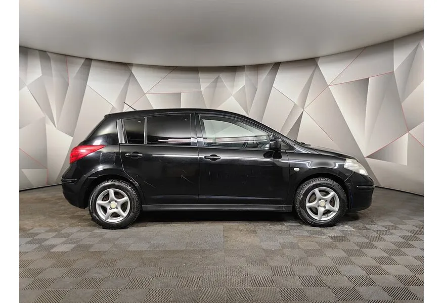 Nissan Tiida 1.6 AT (110 л.с.) Черный в АВИЛОН. Слайд №6