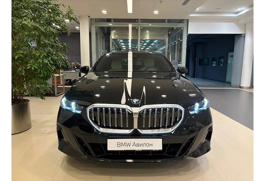 BMW 5 серия 520d xDrive AT (197 л.с.) Черный в АВИЛОН. Слайд №3