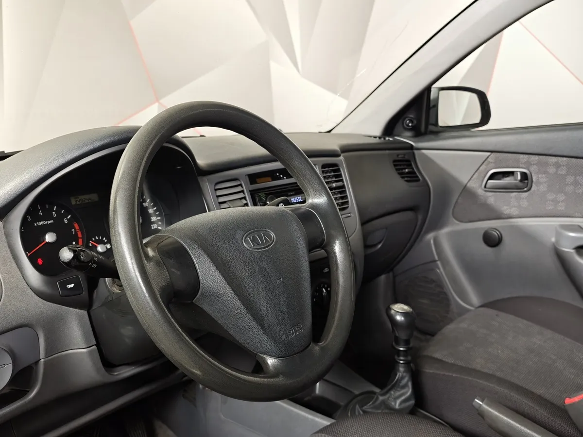 Kia Rio 1.4 MT (97 л.с.) Бежевый в АВИЛОН. Слайд №17