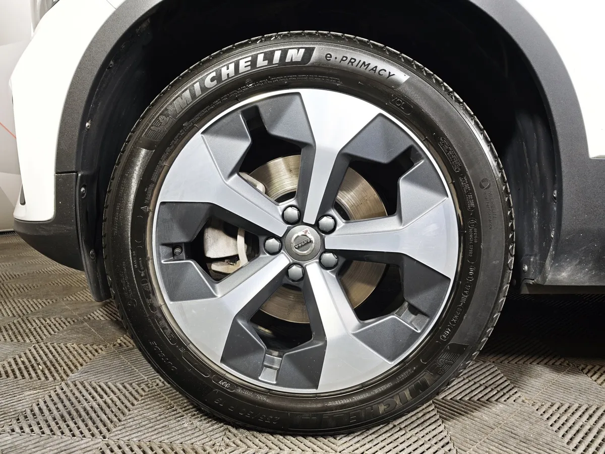 Volvo XC40 2.0 B4 AT AWD (190 л.с.) Deluxe Белый в АВИЛОН. Слайд №9