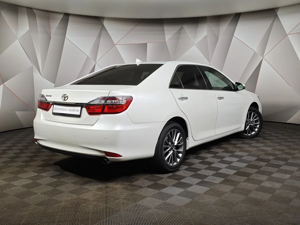 Toyota Camry 2.5 AT (181 л.с.) Белый в АВИЛОН. Слайд №2