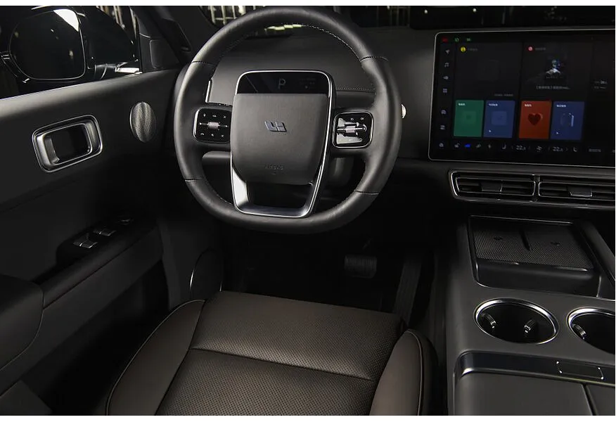 Li Auto L9 1.5 AT 4WD (449 л.с.) Ultra Белый в АВИЛОН. Слайд №2