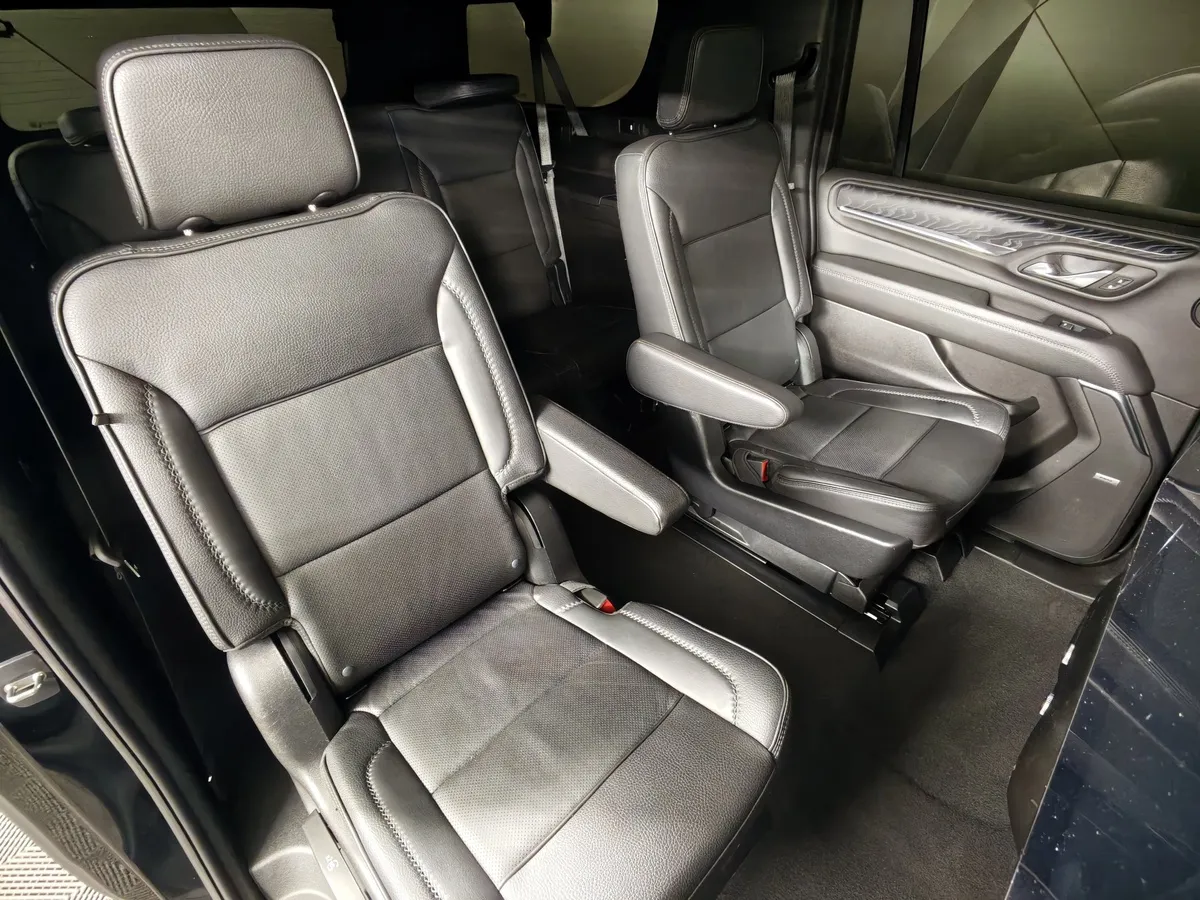 GMC Yukon 6.2 AT 4WD (426 л.с.) 7 мест Denali Ultimate Черный в АВИЛОН. Слайд №15
