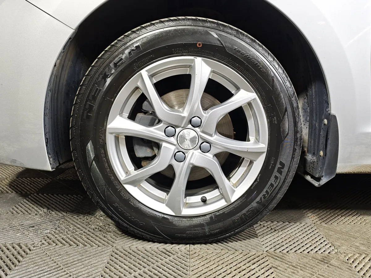Hyundai Solaris 1.4 MT (100 л.с.) Comfort Серебристый в АВИЛОН. Слайд №9