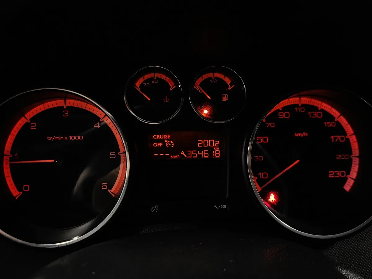 Peugeot 408 1.6 HDI MT (112 л.с.) Серебристый в АВИЛОН. Слайд №17