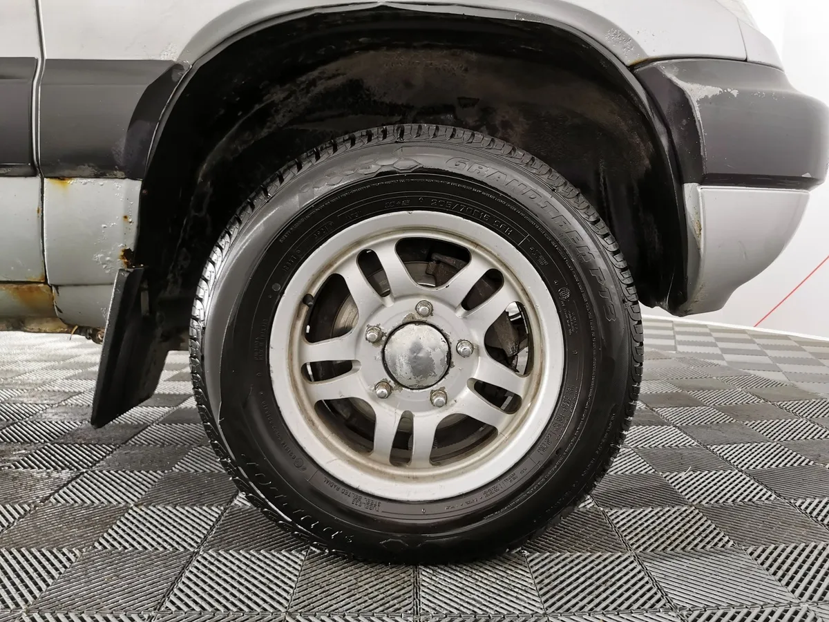 Chevrolet Niva 1.7 MT (80 л.с.) Серебристый в АВИЛОН. Слайд №9
