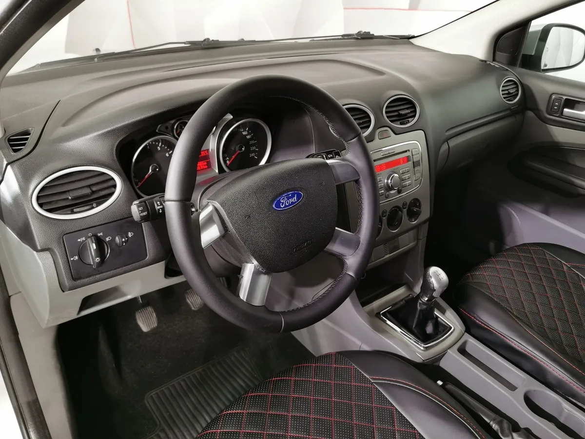 Ford Focus 1.6 MT (101 л.с.) Серебристый в АВИЛОН. Слайд №18