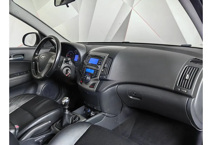 Hyundai i30 1.6 MT (122 л.с.) Серебристый в АВИЛОН. Слайд №12