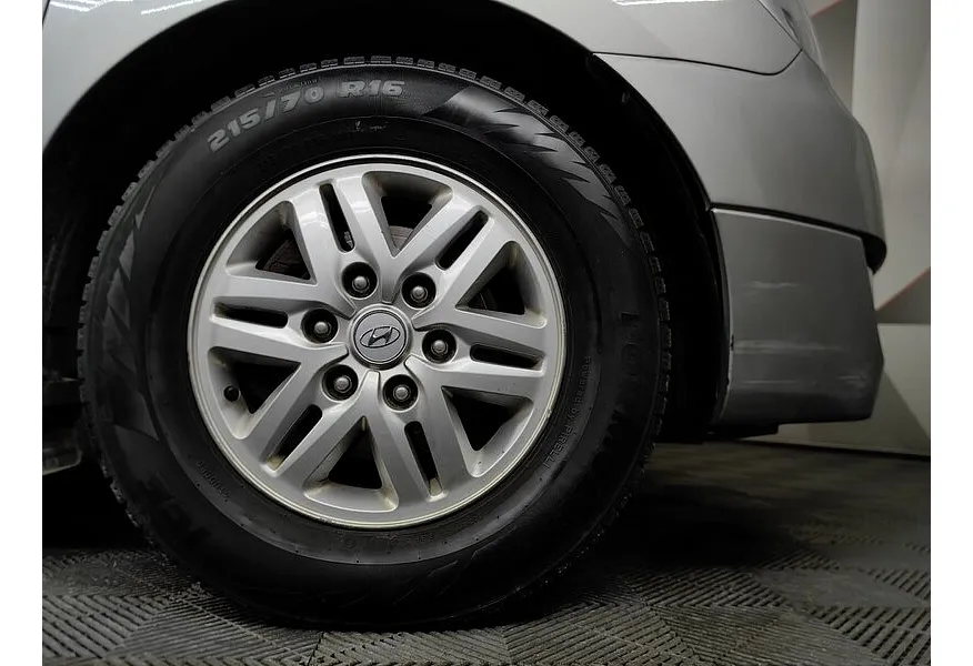 Hyundai H-1 2.5 CRDi AT (170 л.с.) Dynamic Серый в АВИЛОН. Слайд №9