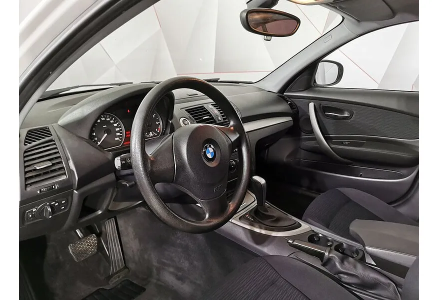 BMW 1 серия 116i AT (115 л.с.) Белый в АВИЛОН. Слайд №12 BMW 1 серия 116i AT (115 л.с.) Белый в АВИЛОН. Слайд №12